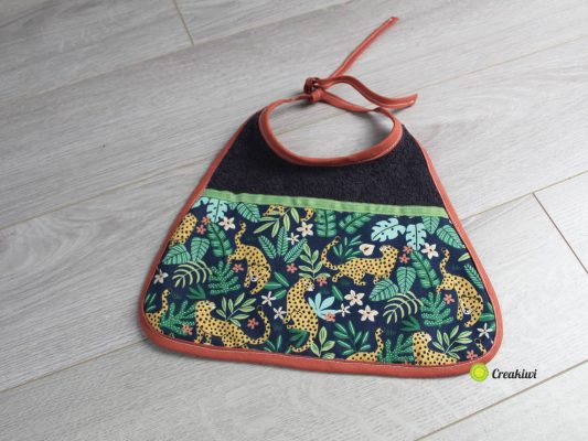 Bavoir motif jungle panthère