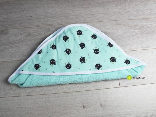 Cape de bain couleur menthe à l'eau, motif chat