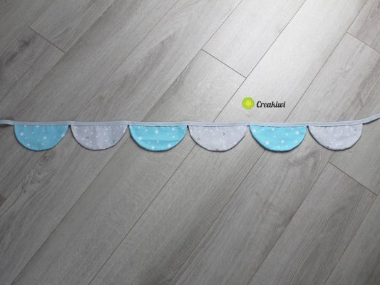 Petite guirlande arrondie bleu et grise à 6 fanions