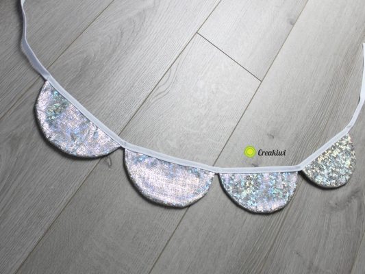 Petite guirlande brillante arrondie à 4 fanions